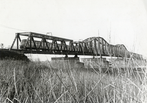 170340 Gezicht op de spoorbrug over de Maas bij Hedel.